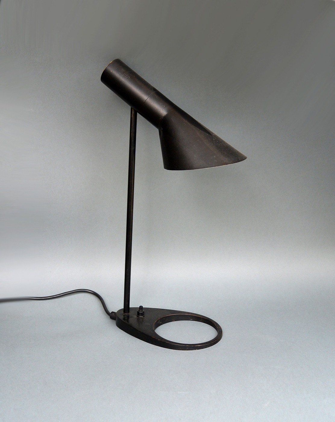 斜めに切られたシェードを持つAJ table lamp