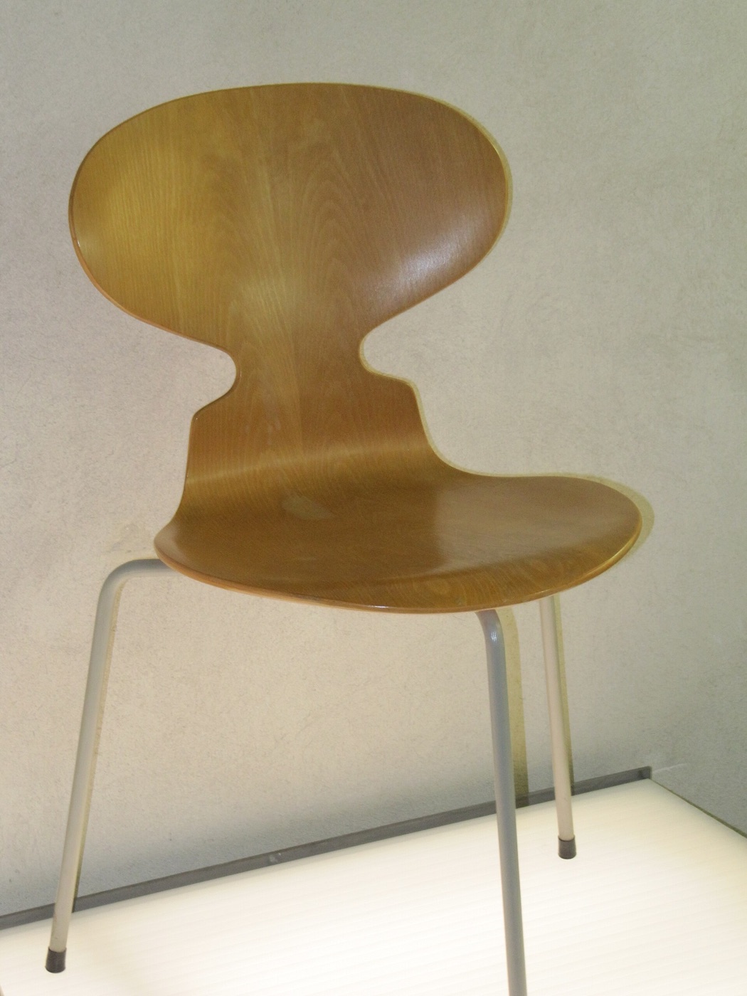 薄い成形合板の背座と細い脚を持つAnt Chair
