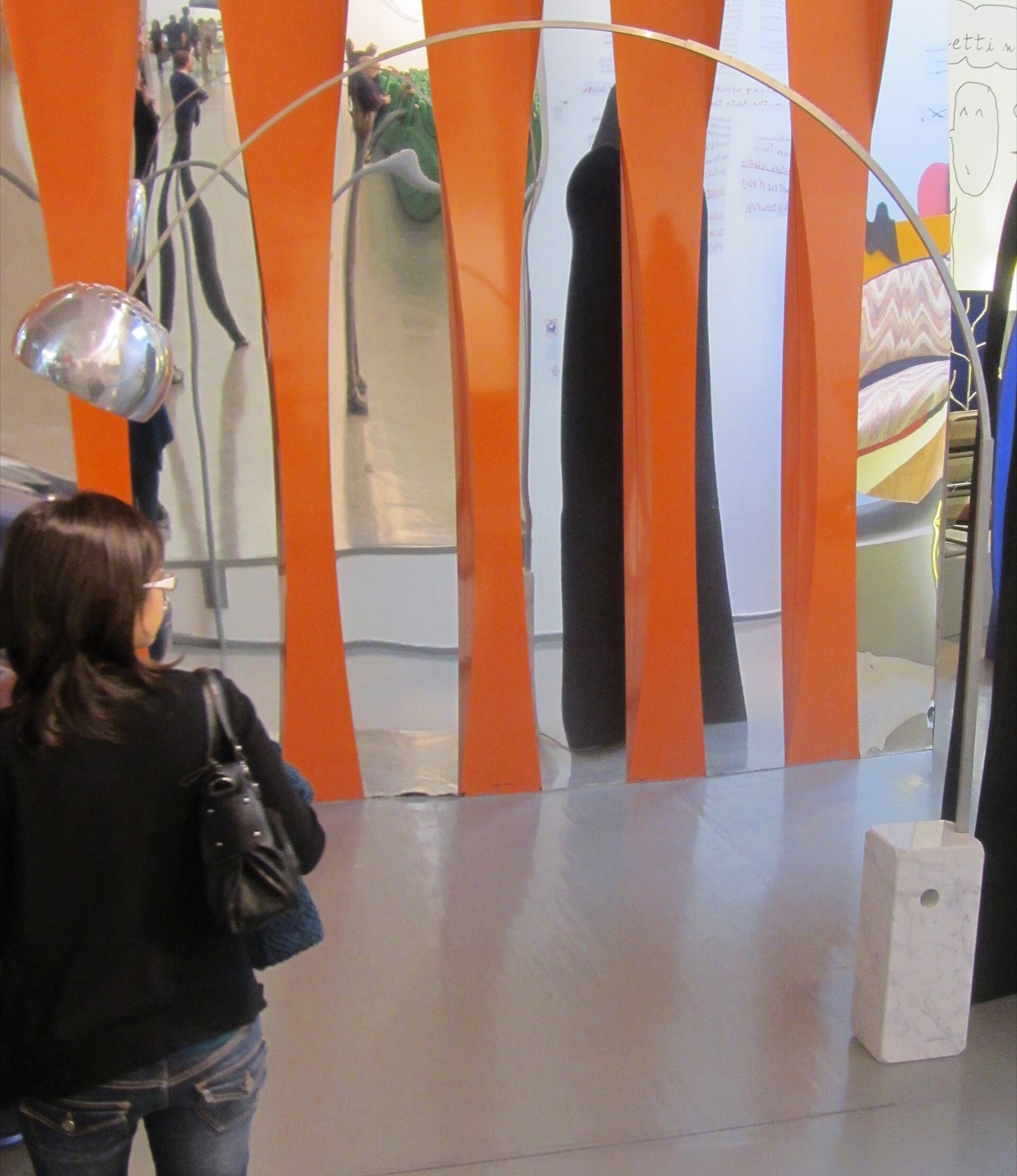 大理石のベースから長いアーチが伸びるArco Lamp
