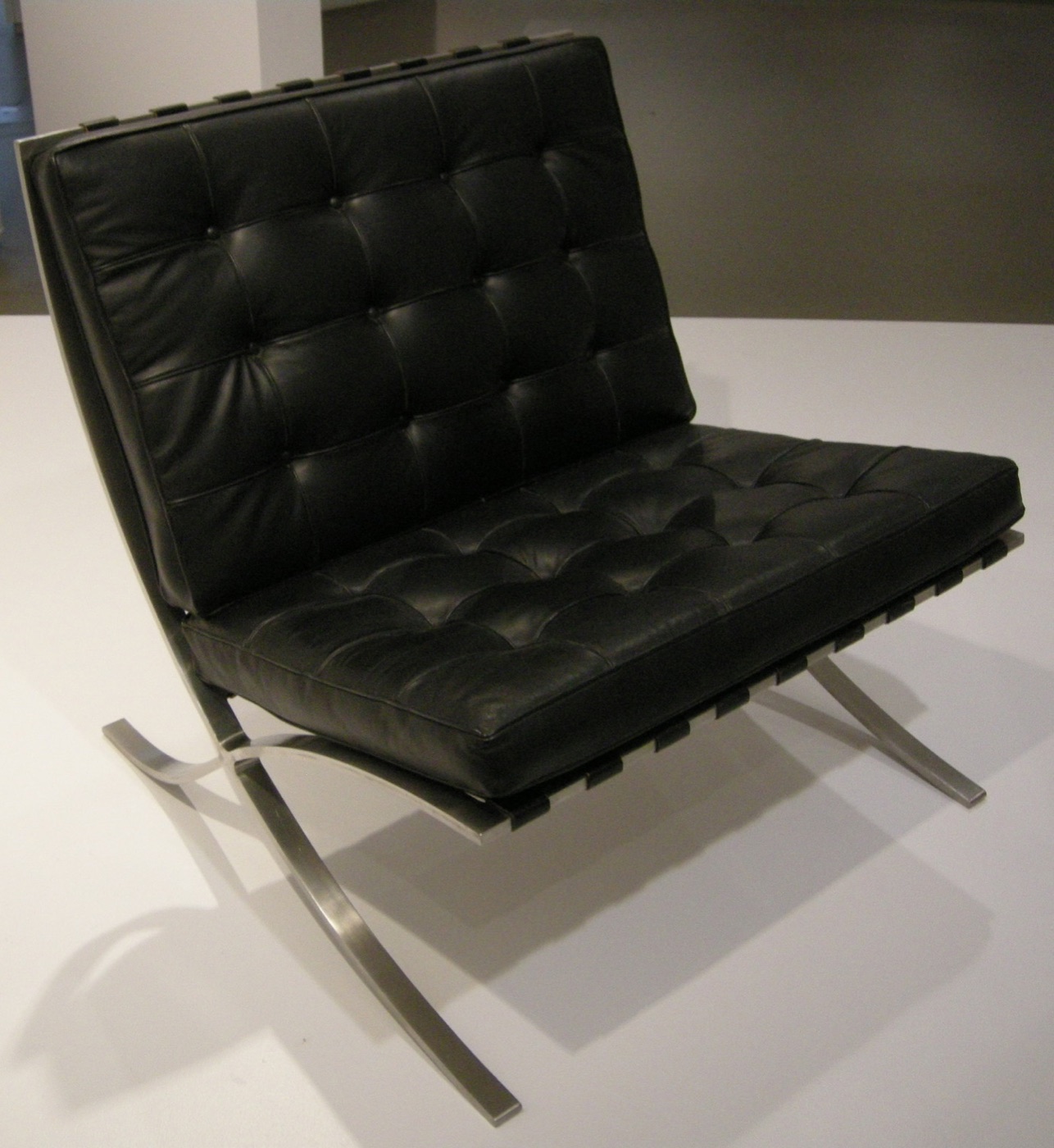 クロスした金属脚と革張りのBarcelona Chair