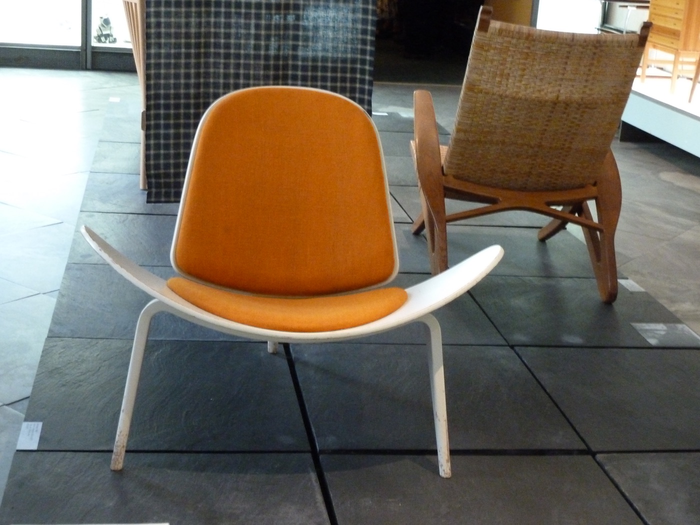 三本脚と曲面の座を持つCH07 Shell Chair