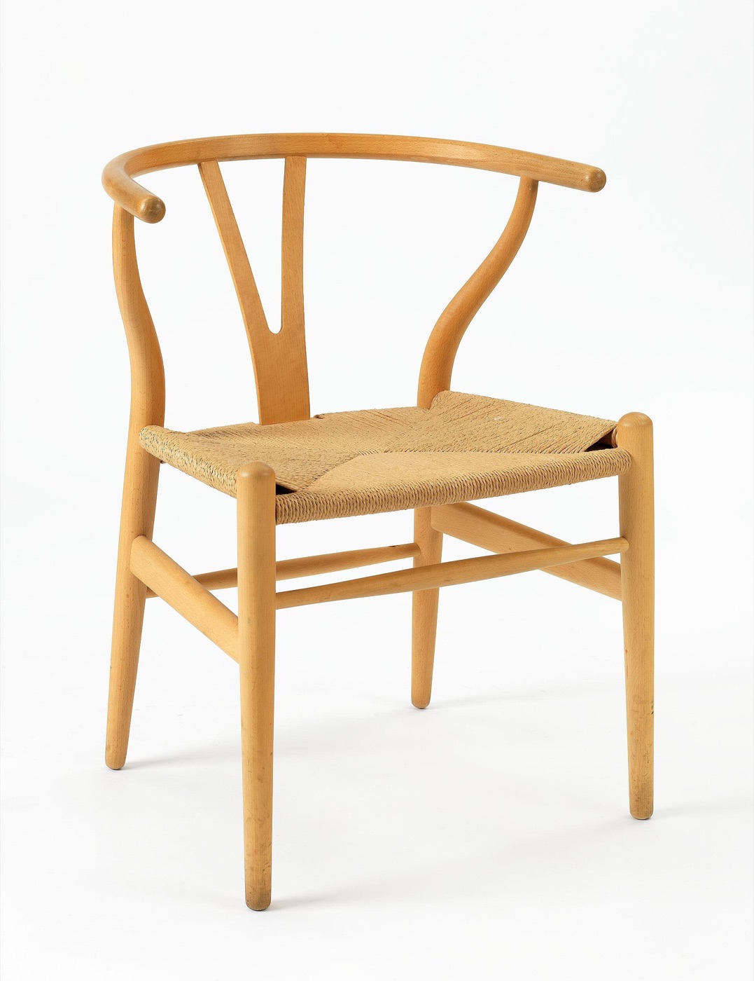 Y字形の背とペーパーコード座面を持つCH24 Wishbone Chair