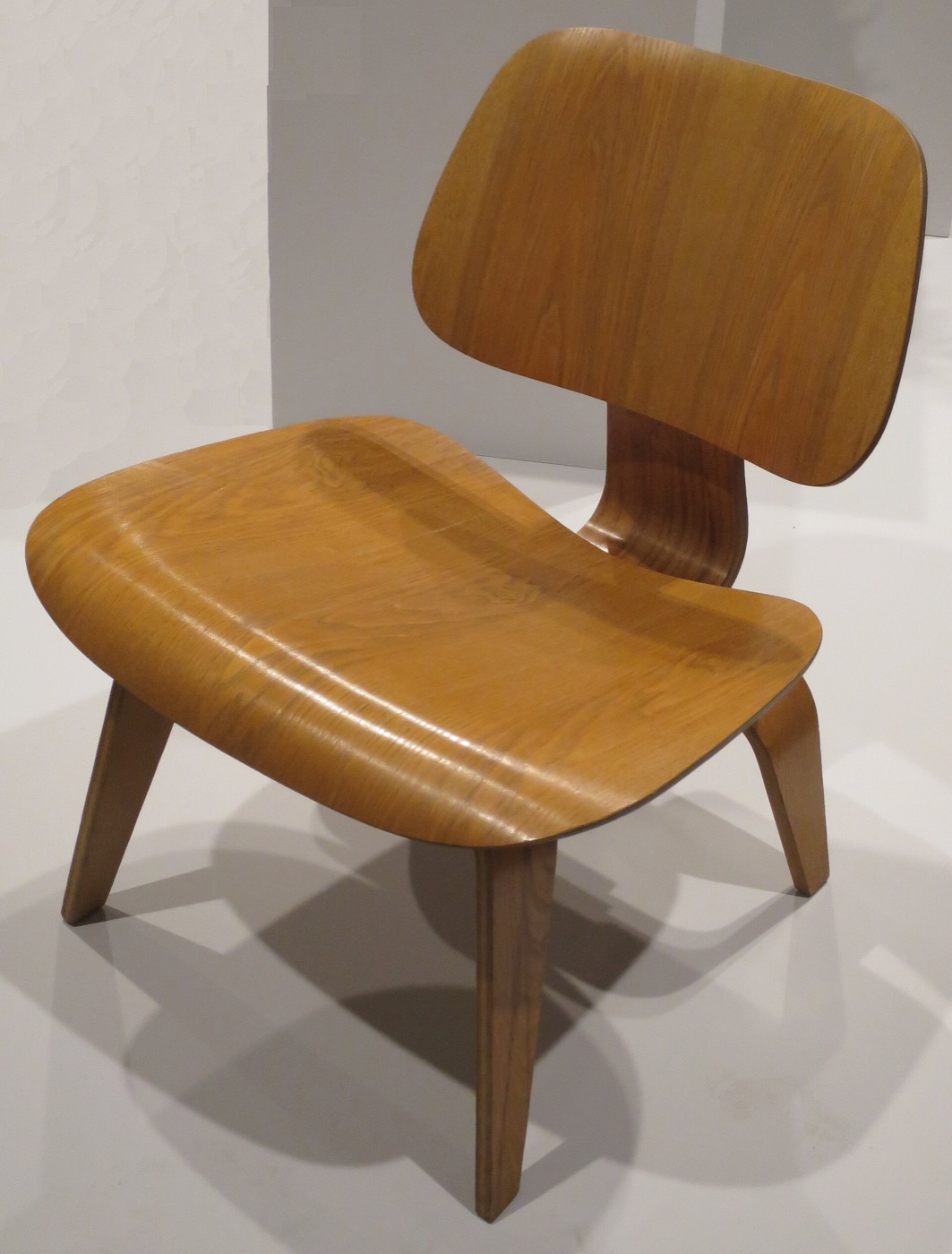 成形合板の座と背を持つEames Molded Plywood Chair