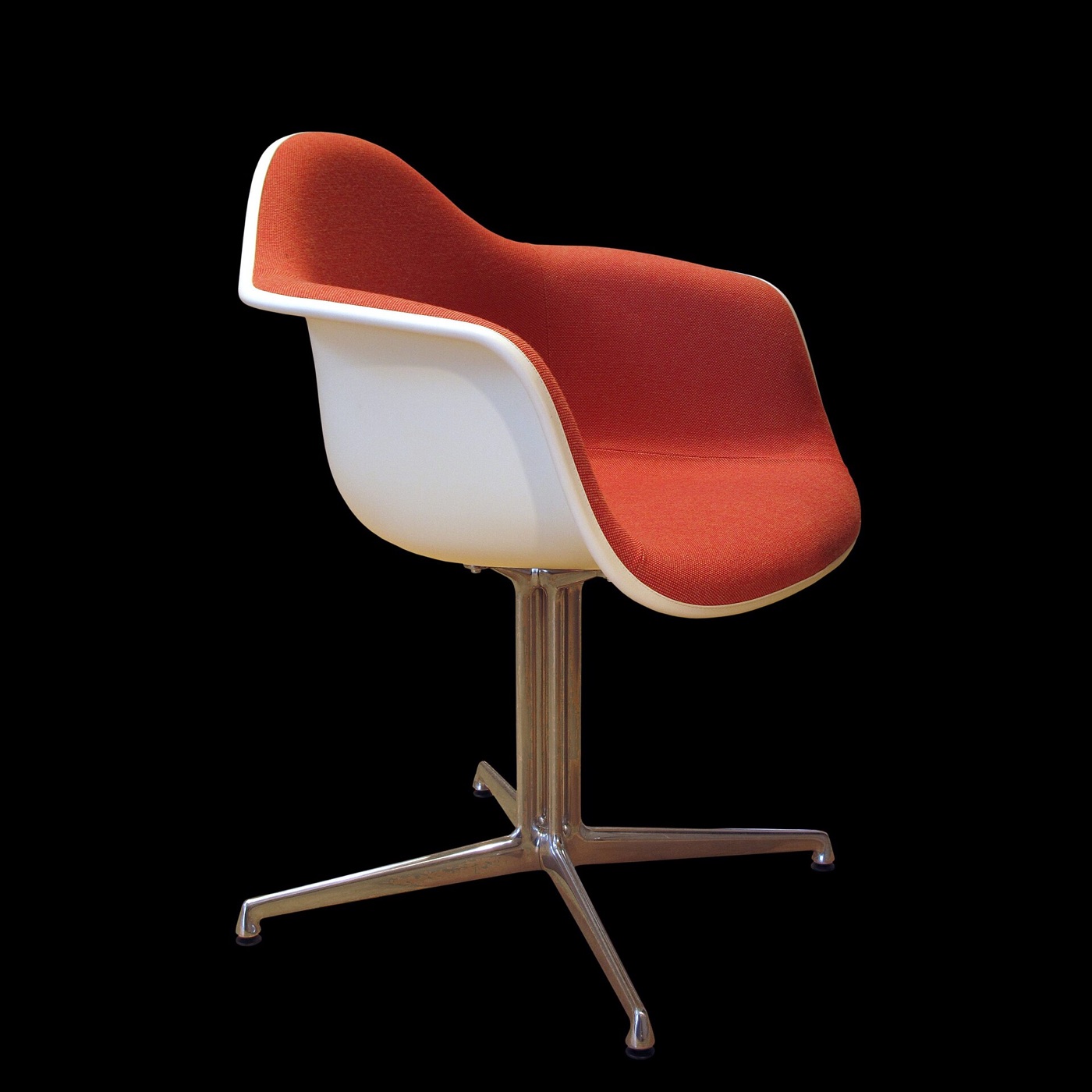 一体成形のシェルと金属脚を持つEames Shell Chair