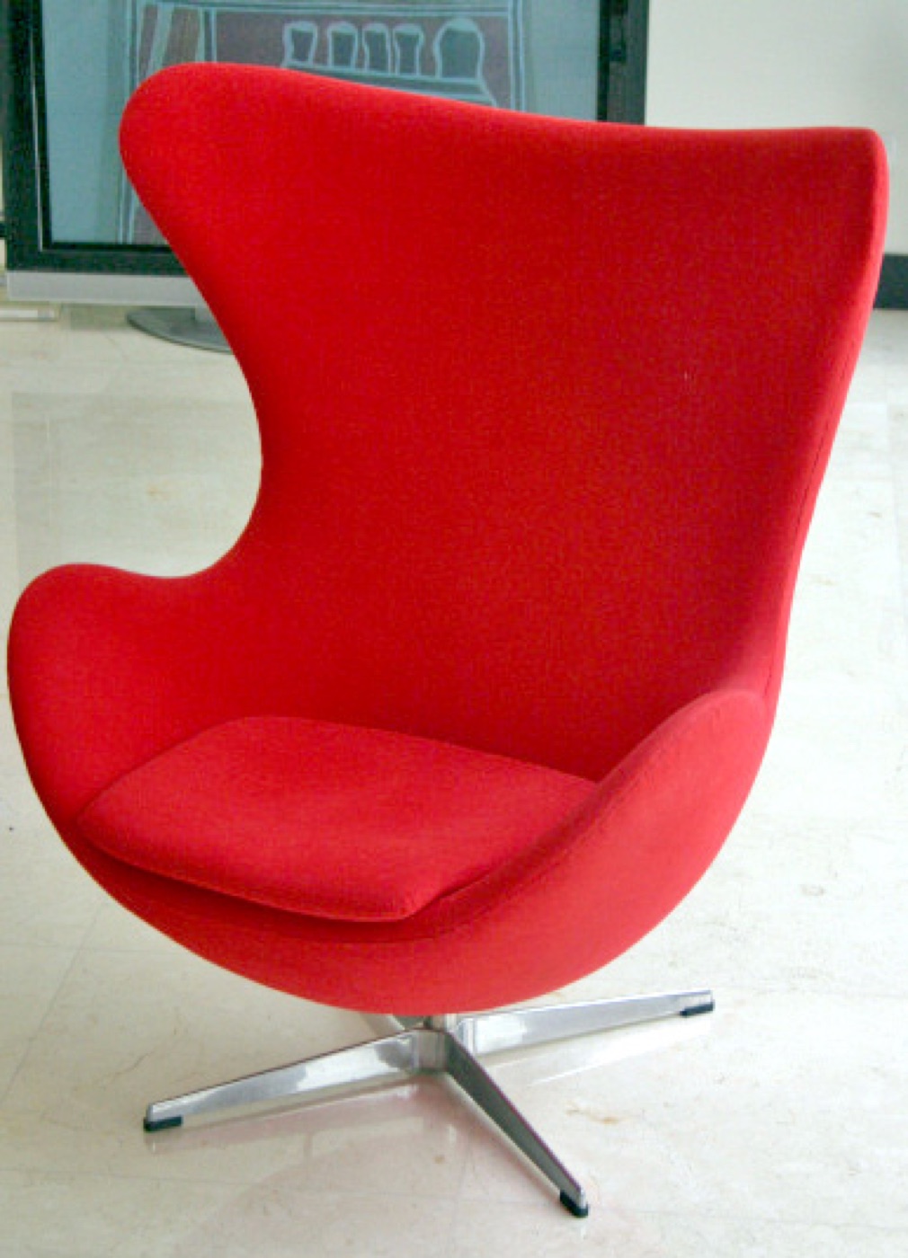 身体を包む高い背を持つEgg Chair