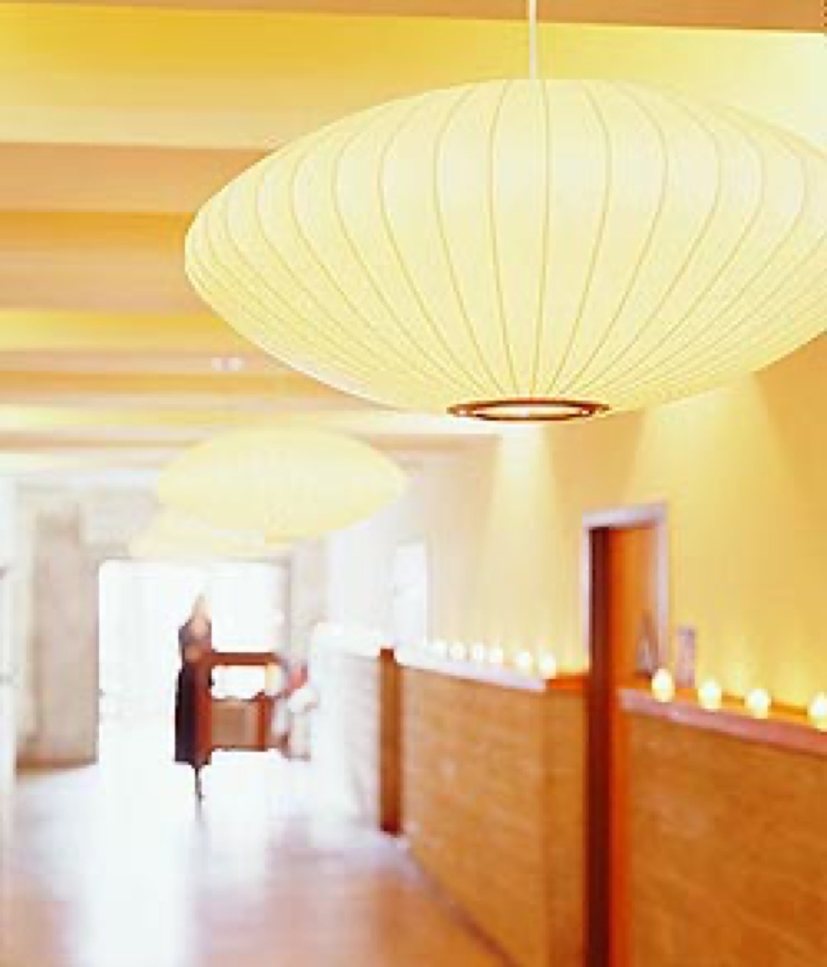 白い楕円形シェードのNelson Bubble Lamp