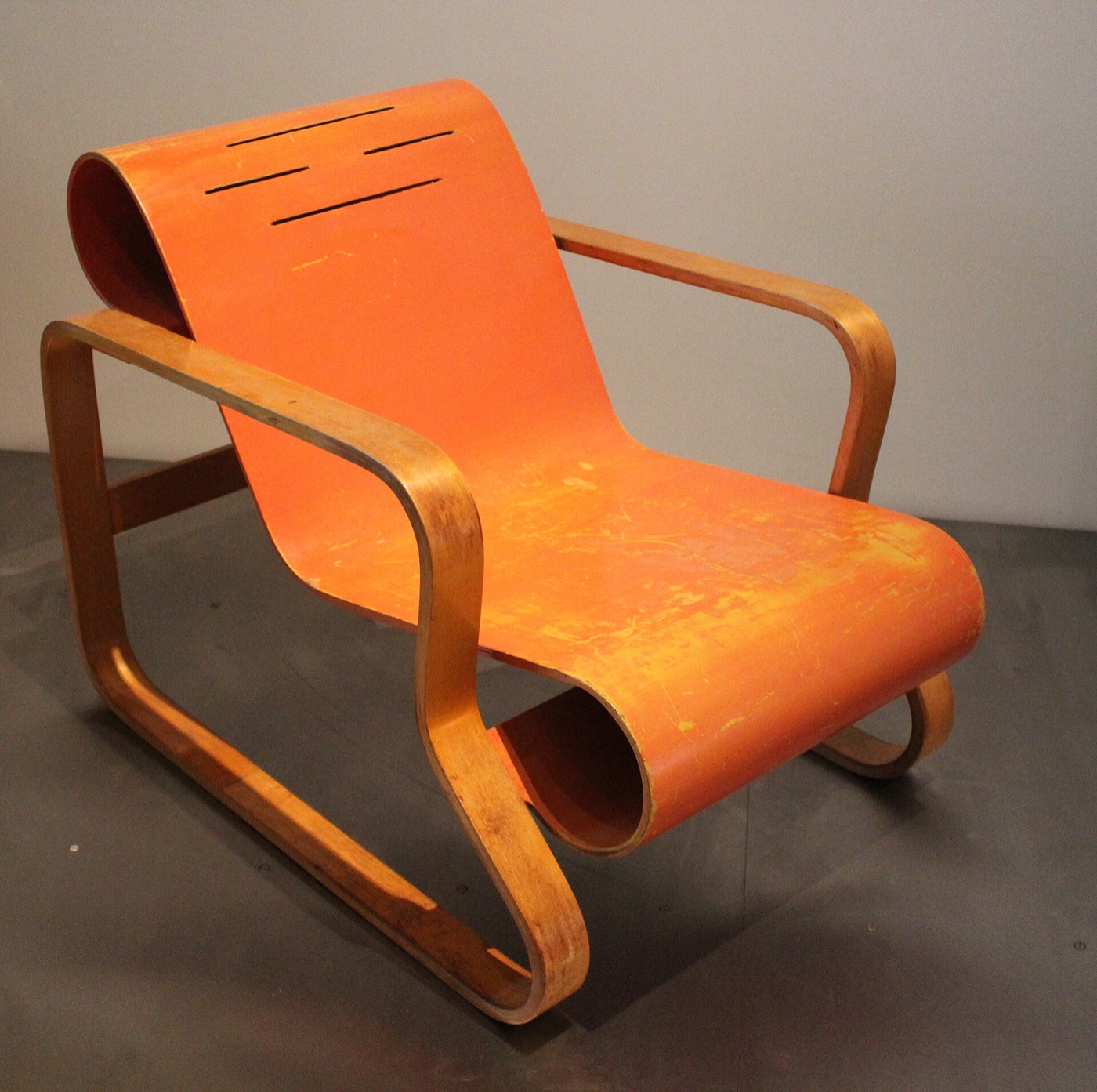 曲げ木のフレームと薄い合板座面を持つPaimio Chair