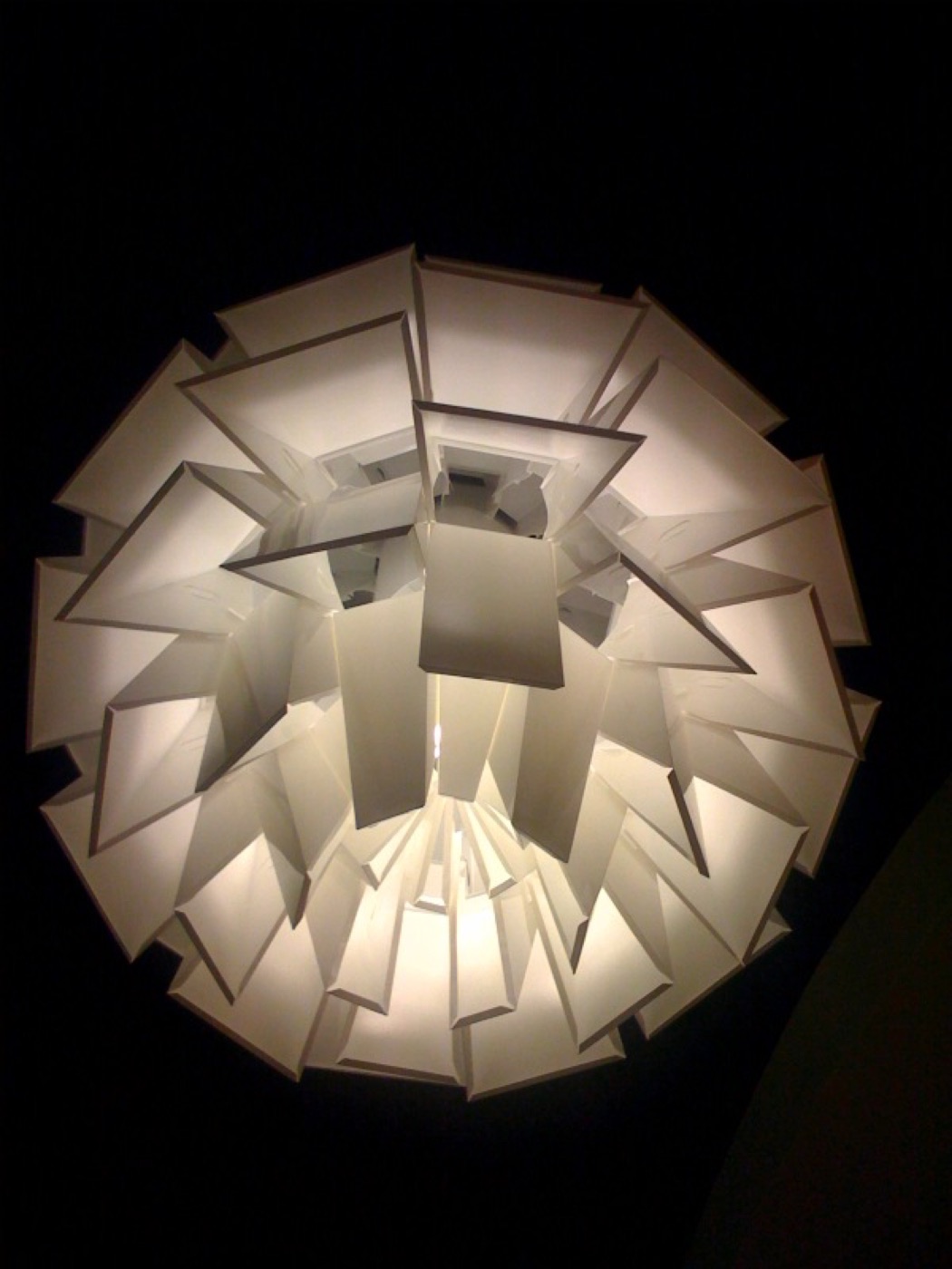羽根状のシェードが重なるPH Artichoke lamp