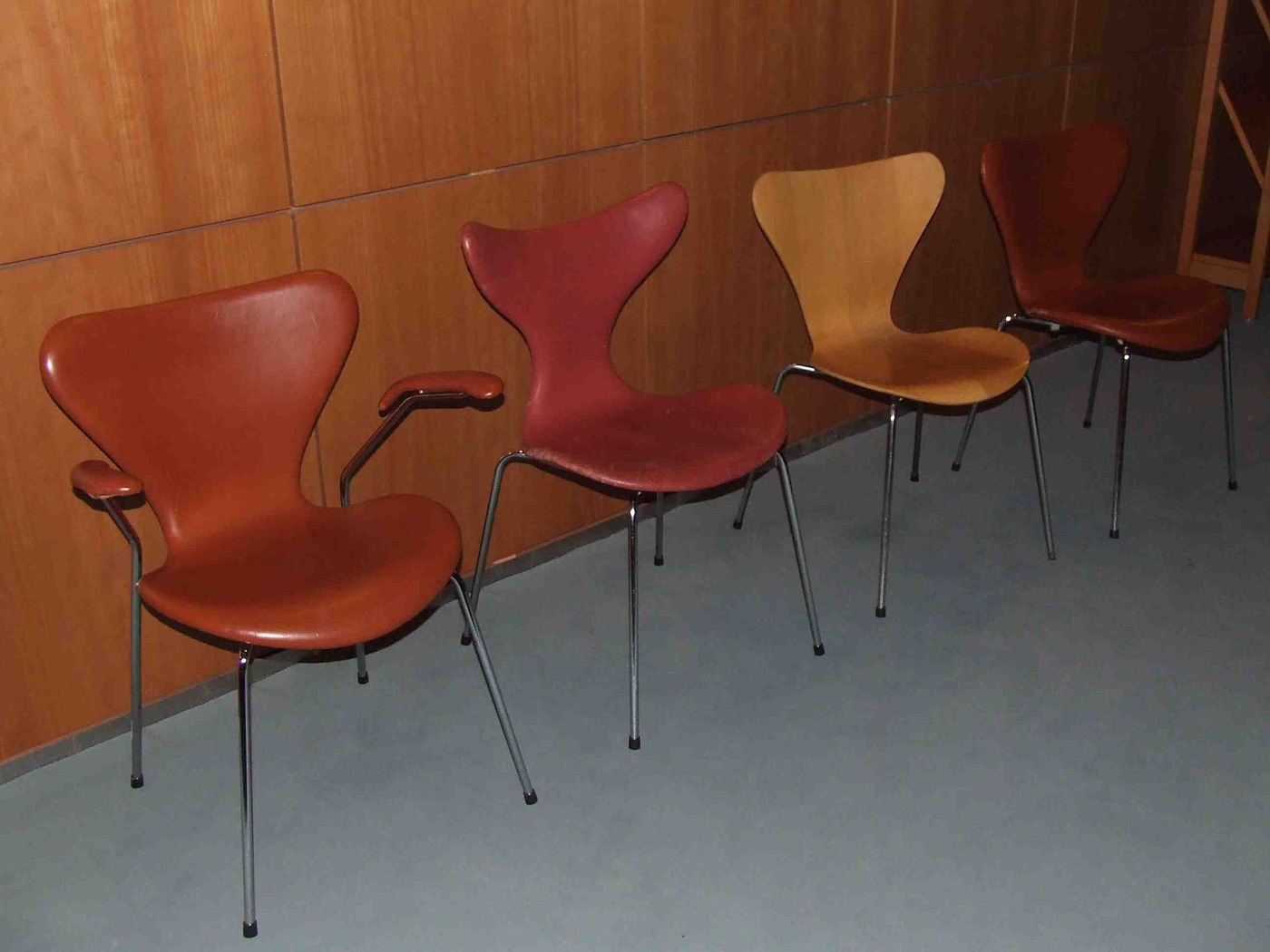 曲線的な成形合板の背座を持つSeries 7 Chair