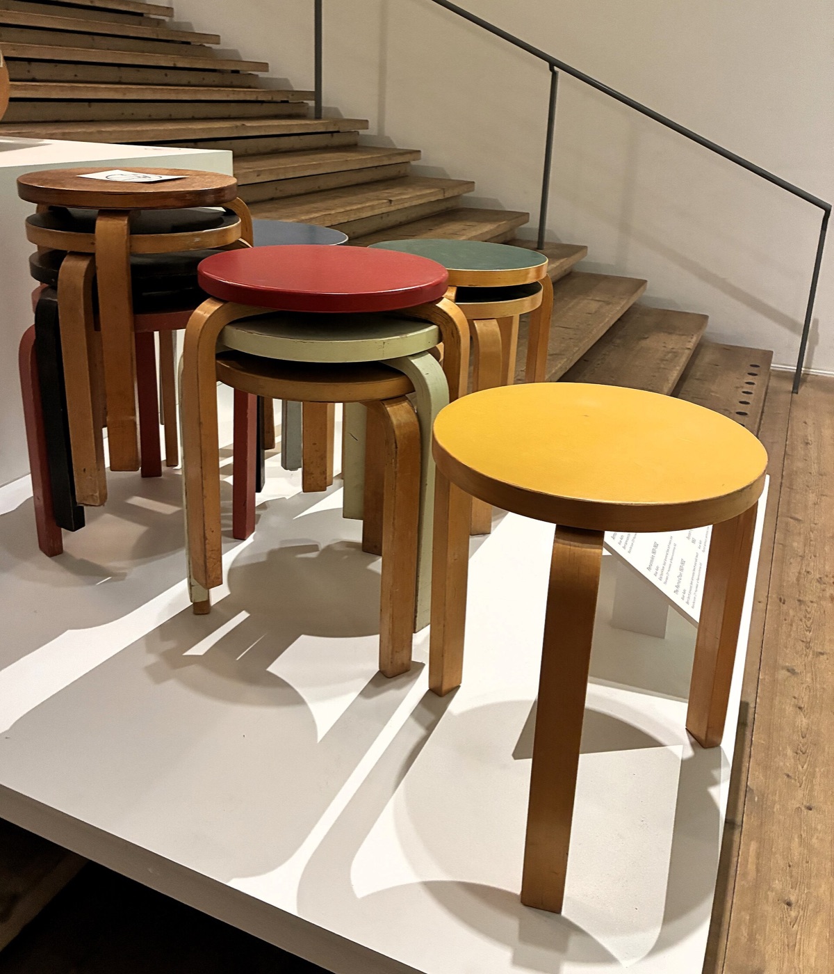 三本のL字脚を持つ木製のStool 60